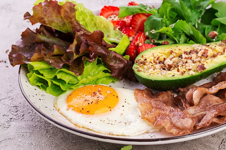 Healthy high protein breakfast with eggs and spinach representing fitness habits after 30.